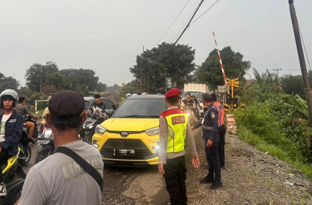 Personel Polsek Pagaden Sigap Atur Lalu Lintas di Pintu Rel KAI, Urai Kemacetan Arus Mudik