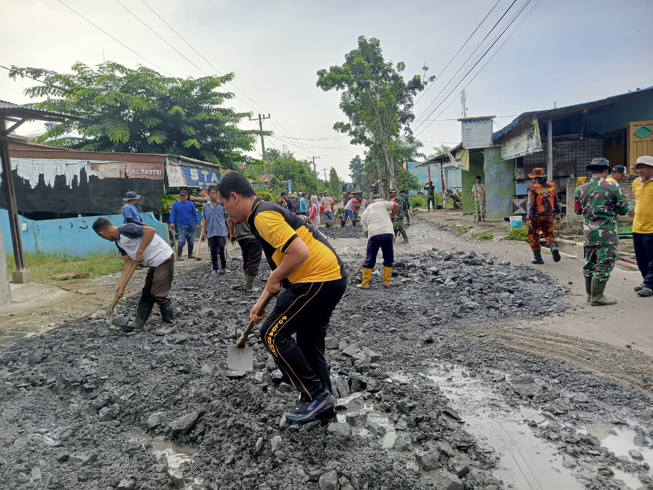 POLSEK PRAPAT JANJI BERSINERGI DENGAN KORAMIL DAN WARGA PERBAIKI JALAN RUSAK DI DESA SEI SILAU TIMUR