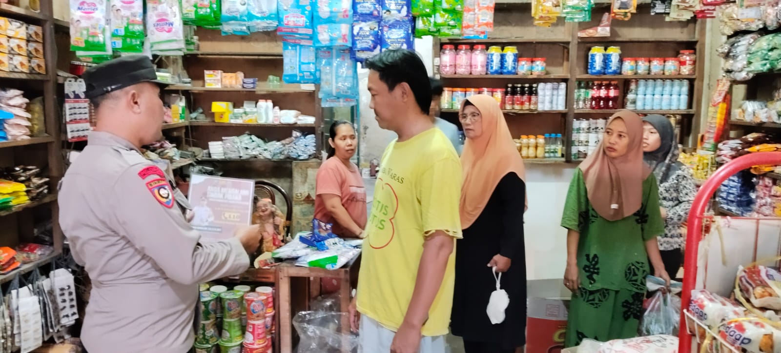 BHABINKAMTIBMAS POLSEK AIR JOMAN SOSIALISASIKAN CALL CENTER 110 KEPADA MASYARAKAT