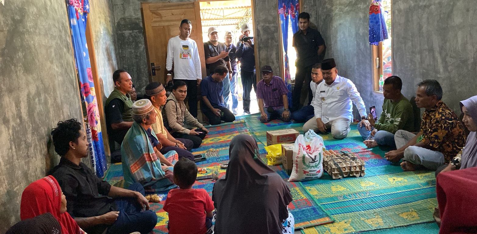 KAPOLSEK BANDAR PULAU BERSAMA WAKIL BUPATI ASAHAN ANJANGSANA KE RUMAH KORBAN TANAH LONGSOR